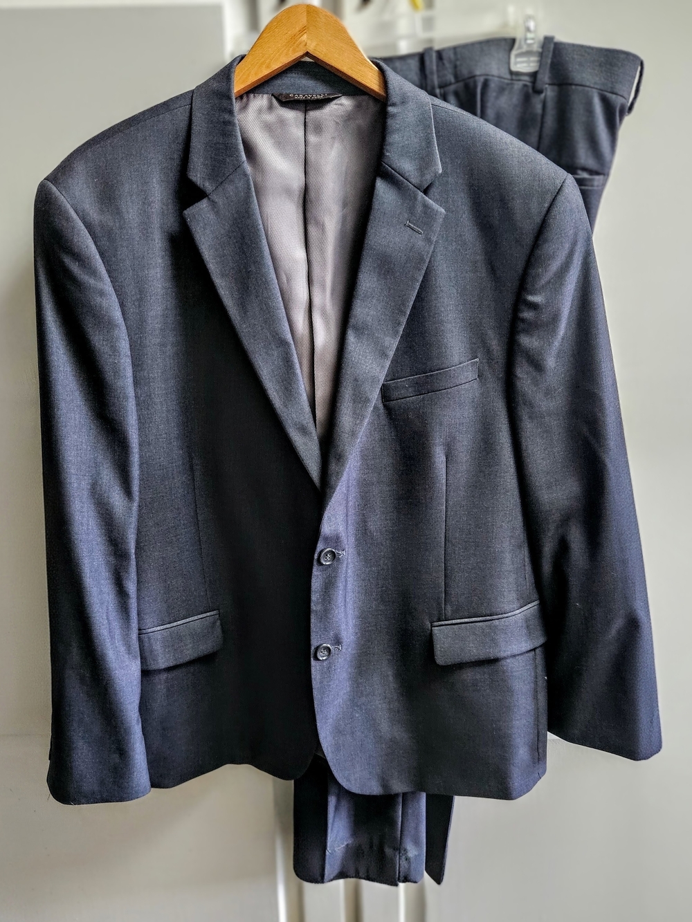 Quality At Great Price Caravelli Men's Gray Solid 2pc Suit 46S Jacket 40W Pants
